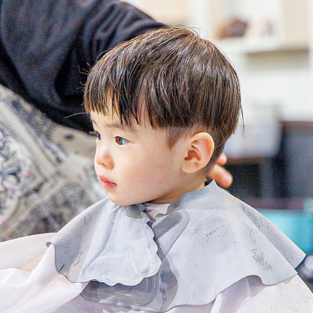 ヘアカットする子供