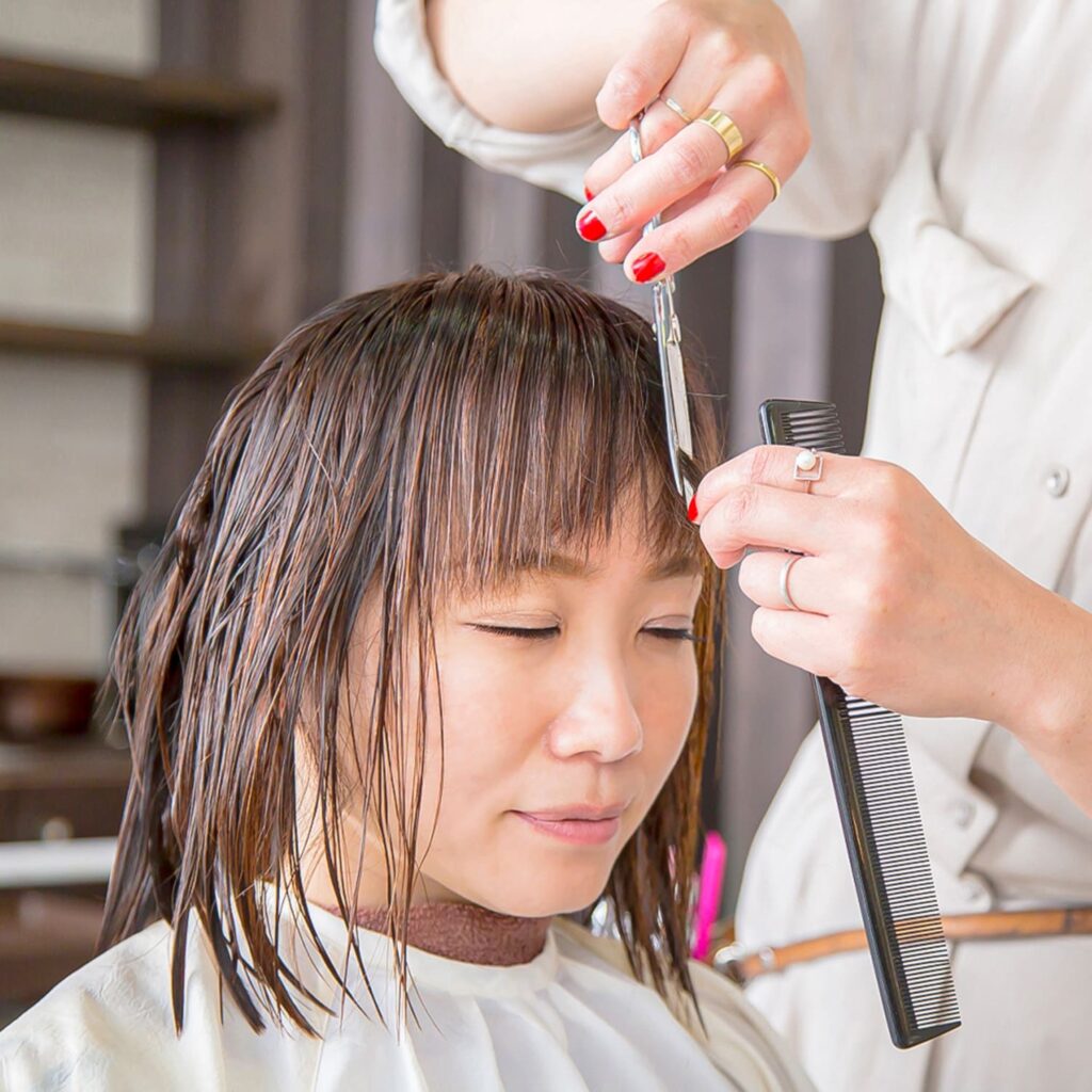 ヘアカットする女性